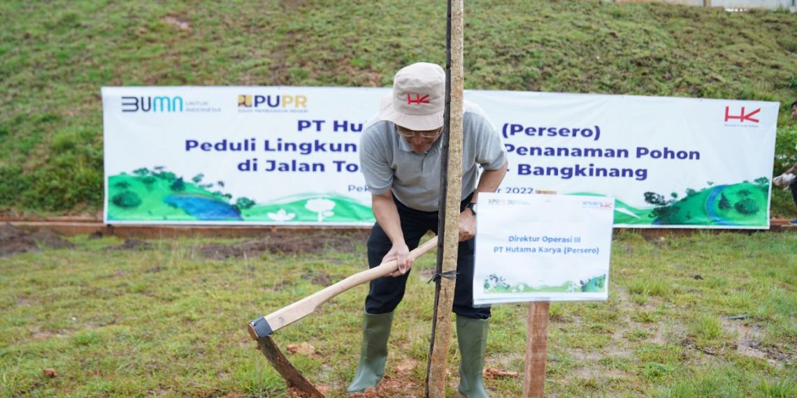 Hari Pelanggan Nasional, HK Tanam Pohon di Jalan Tol
