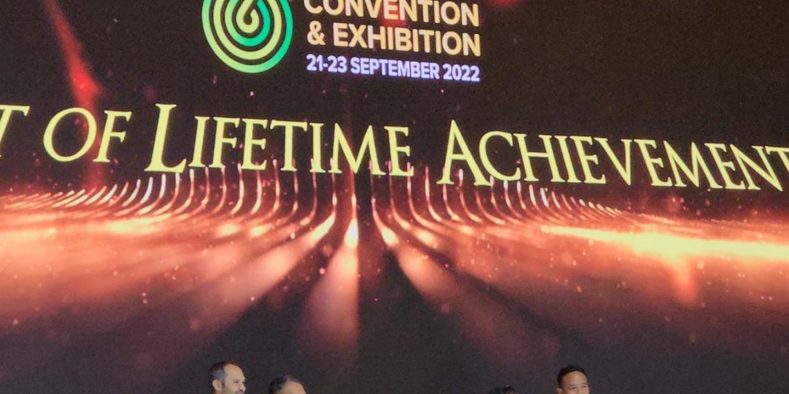 Arifin Panigoro Terima Lifetime Achievement Award dari IPA