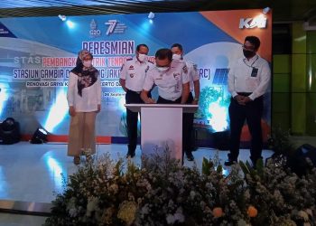 Resmikan Pemasangan Solar Panel di Stasiun Gambir, Ini Komitmen KAI Transisi ke EBT