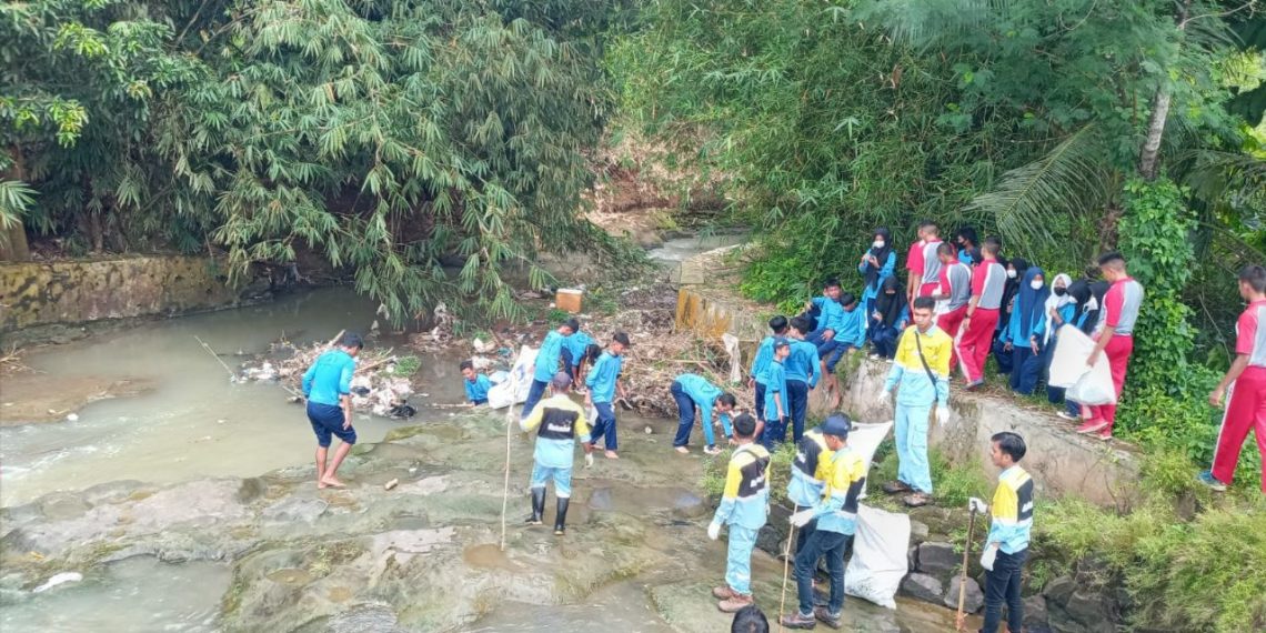 Bersihkan Kali, DAHANA Bantu Program Angsadali
