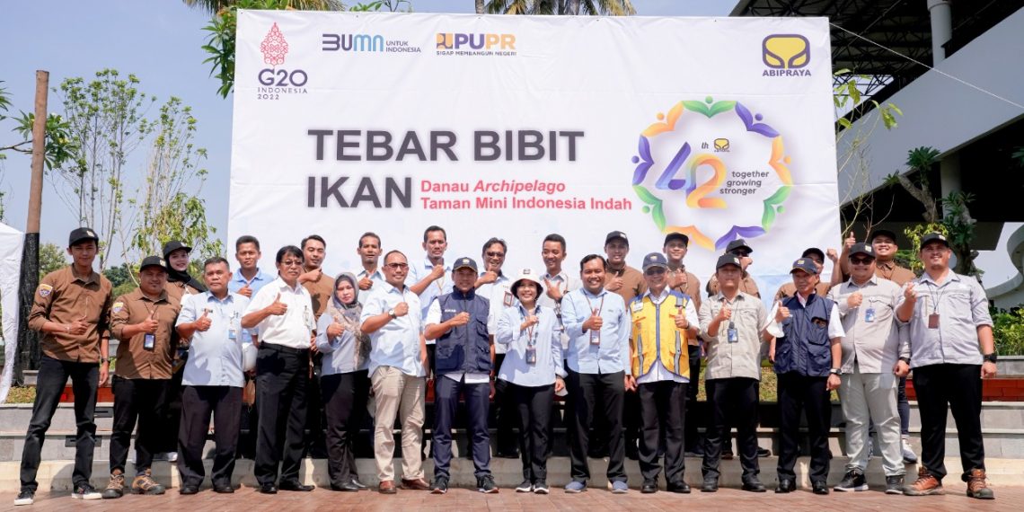 Dukung Event G20, Brantas Abipraya Tabur Bibit Ikan di Danau Archipelago TMII