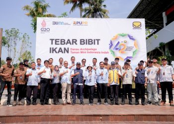 Dukung Event G20, Brantas Abipraya Tabur Bibit Ikan di Danau Archipelago TMII
