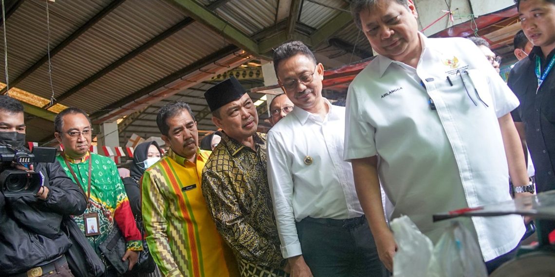 Kendalikan Inflasi, Menko Airlangga Pantau Langsung Harga dan Pasokan Pangan di Kalbar