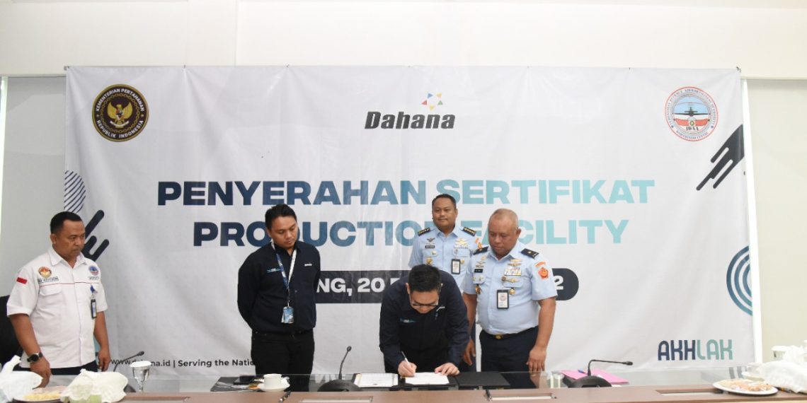 Puslaik Kemhan Serahkan Sertifikat Produksi Kepada DAHANA