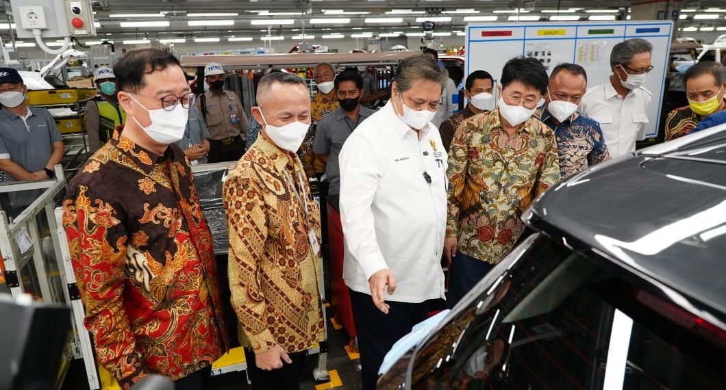 Dukung Pengembangan Mobil Listrik, Menko Airlangga Dorong Investasi Sektor Industri Otomotif