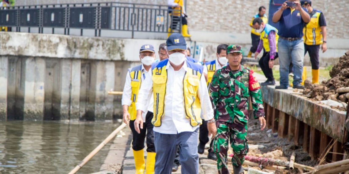 Tinjau Penanganan Banjir Semarang, Menteri Basuki Instruksikan Tambah Kapasitas Pompa dan Pintu Air