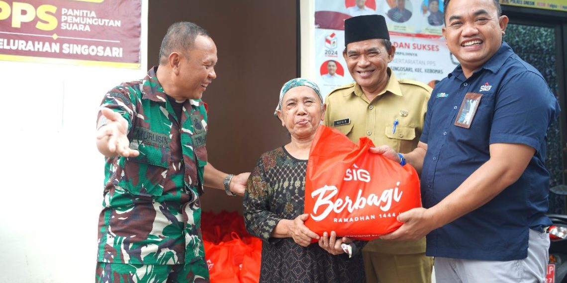 SIG Bagikan 1.535 Paket Sembako Ramadan di Kabupaten Gresik