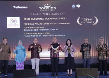 Bupati Nikson Nababan, M.Si, Raih Penghargaan TOP Pembina BUMD 2023