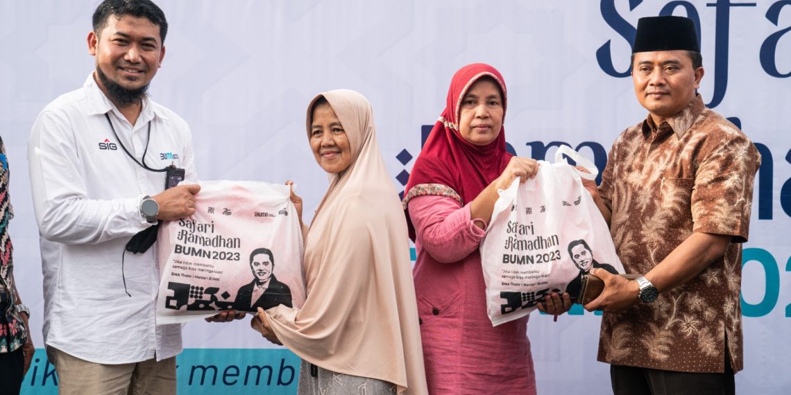 Safari Ramadan BUMN 2023 di Tangsel, SIG Salurkan 1.000 Paket Sembako Murah