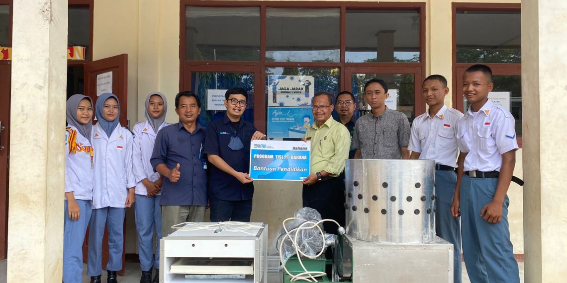 DAHANA Berikan Bantuan Alat Peternakan ke SMKN Cibogo Subang