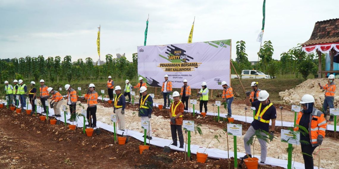 Wujudkan Dekarbonisasi Konstruksi, SIG Tanam Pohon Kaliandra Merah di Sumbar dan Tuban