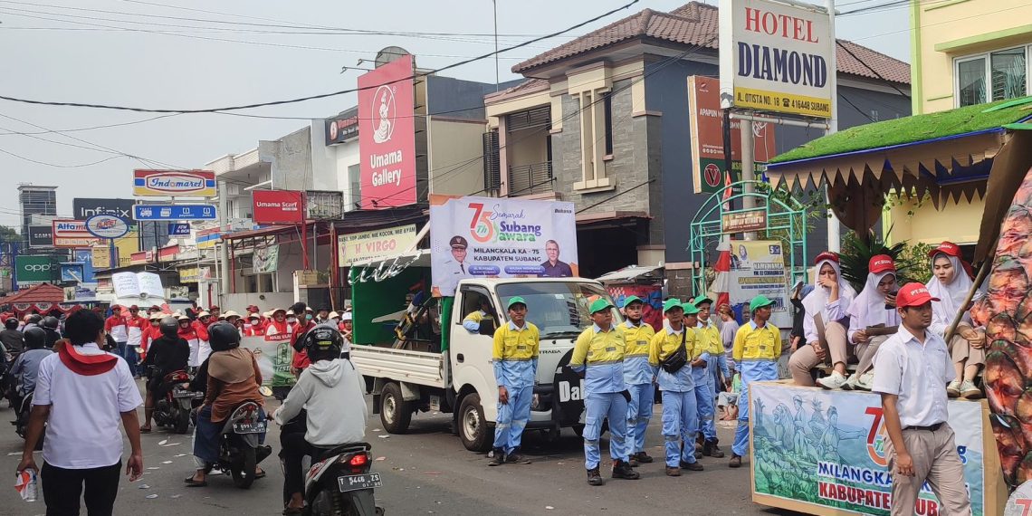 Bahan Peledak DAHANA Warnai Pawai Alegoris HUT ke-75 Kabupaten Subang