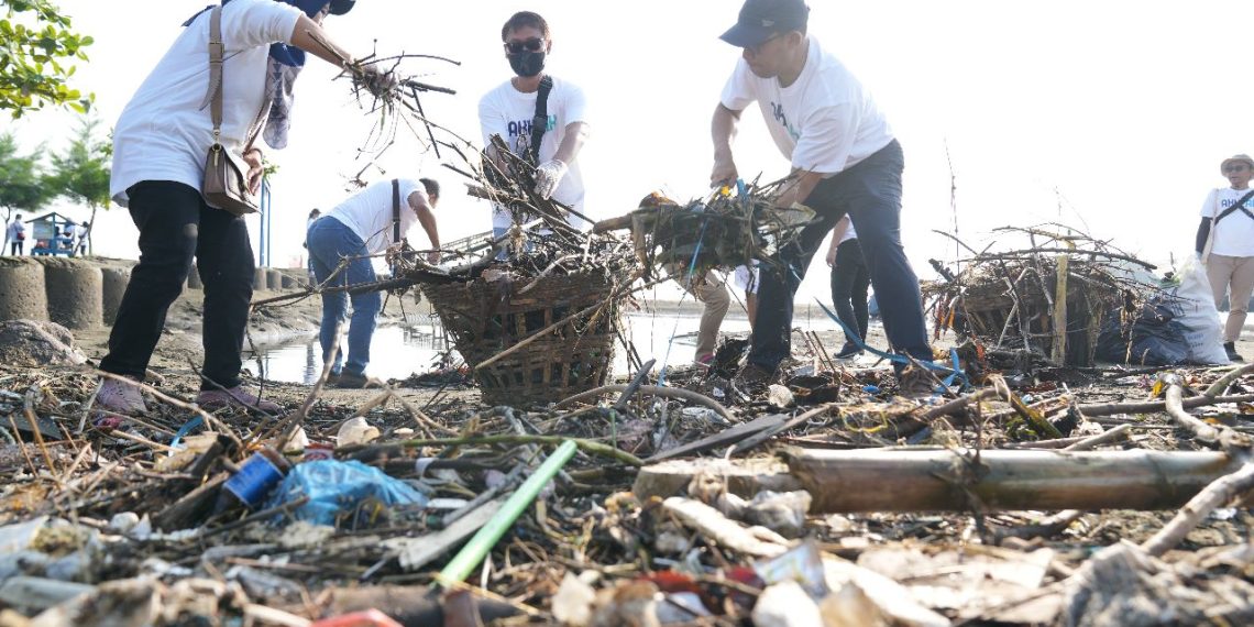 Aksi Bersih Pantai, Pelindo Kumpulkan 1,7 Ton Sampah