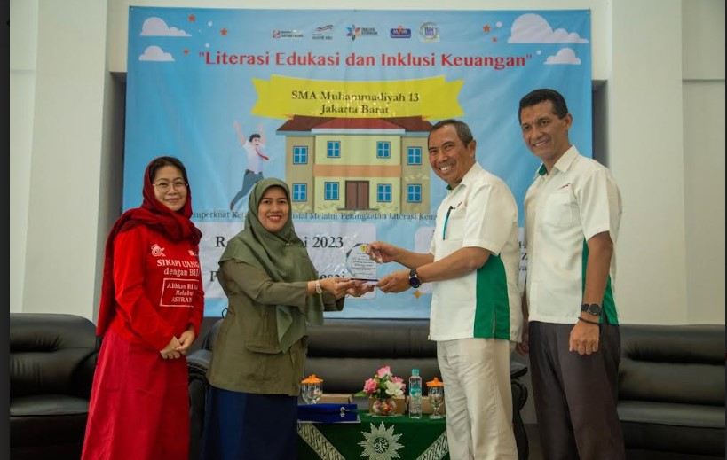 Asuransi Sinar Mas dan Asuransi Sumit Oto Berikan Literasi Keuangan