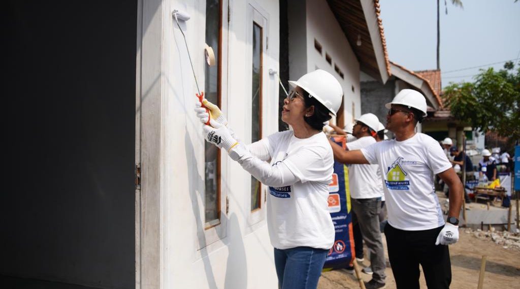 Pekerja MedcoEnergi Bangun Rumah Layak Huni