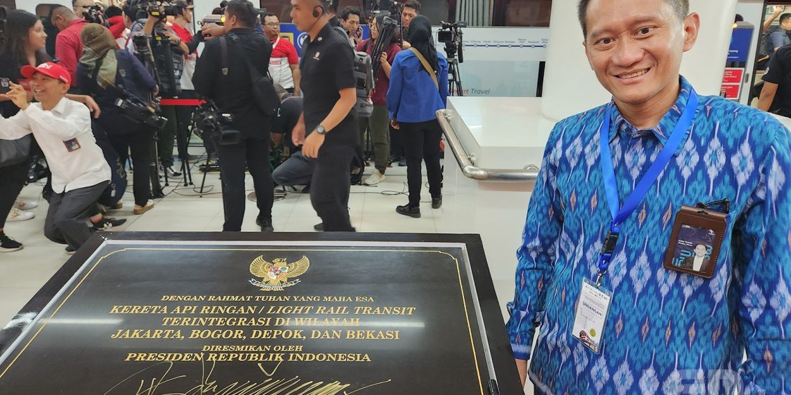 Direksi Len Naik Kereta dari Dukuh Atas ke Stasiun Cawang