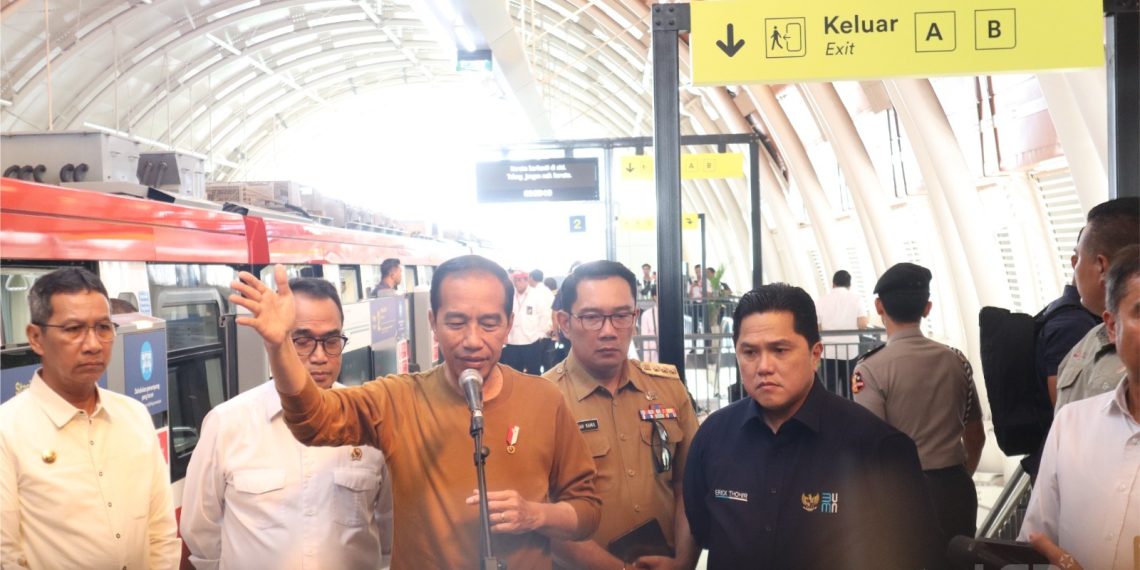 Presiden Jokowi Jajal LRT Jabodebek