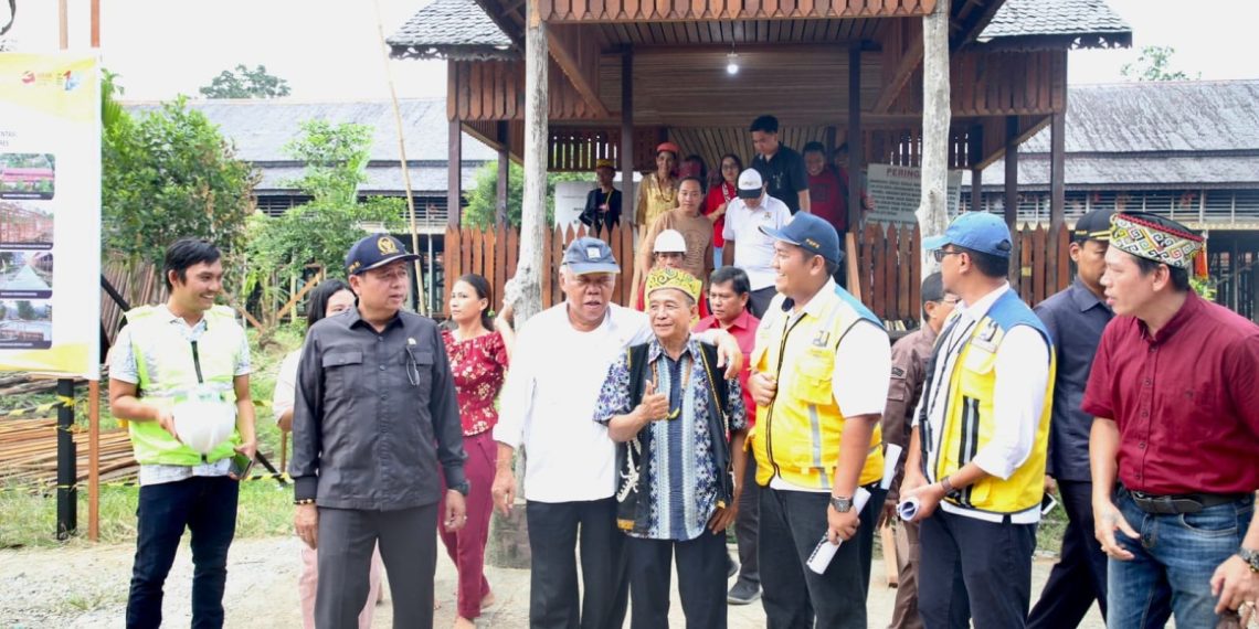 Menteri Basuki Bersama Ketua Komisi V DPR RI Resmikan Jembatan Gantung Kareho