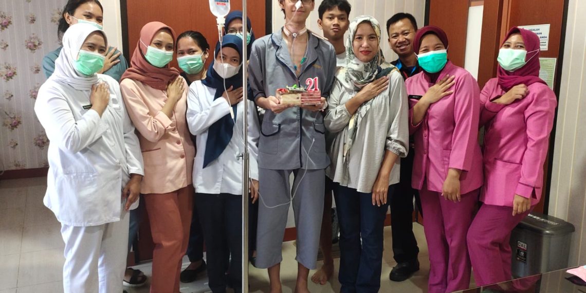 Sultan Rifat Berulang Tahun di Rumah Sakit