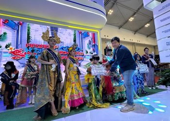 Lestarikan Batik Lewat Kids Fashion Show di Booth FIFGROUP
