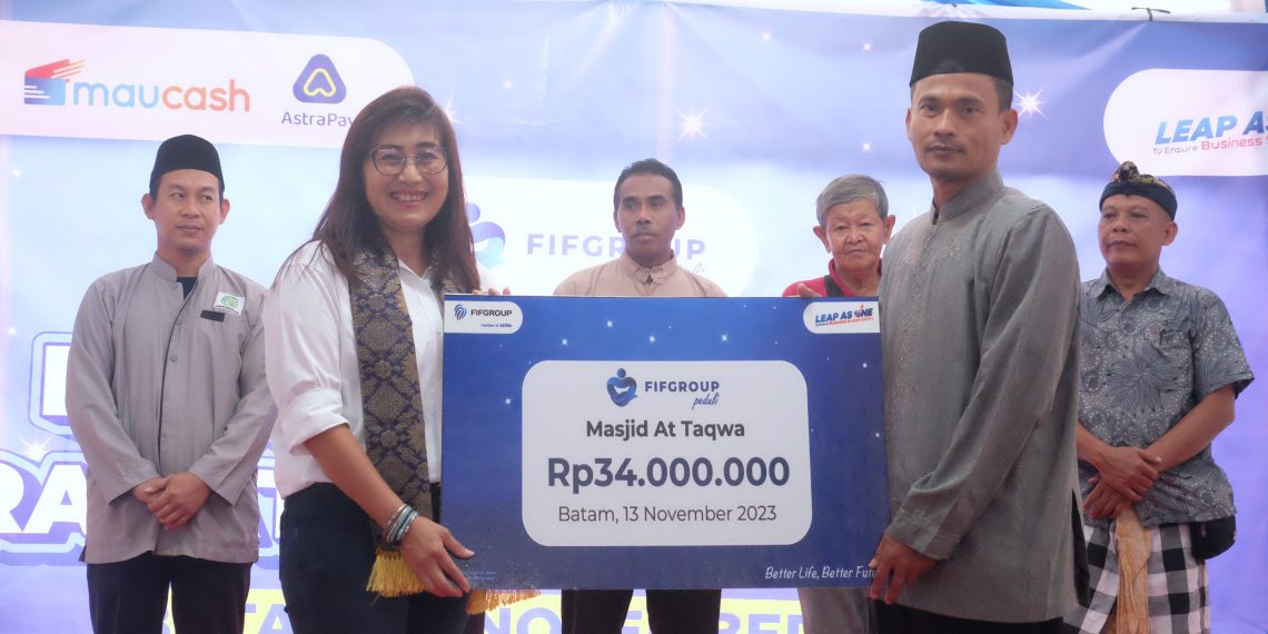 FIFGROUP Serahkan Bantuan bagi Enam Rumah Ibadah dari Lima Agama