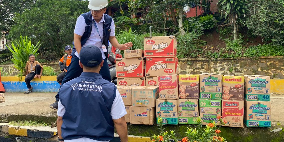 Gercep Serahkan Bantuan ke Korban Longsor Cisalak