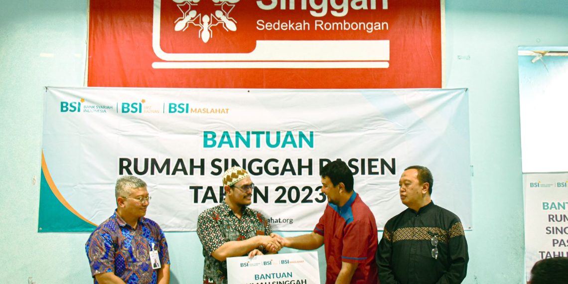 BSI dan BSI Maslahat Serahkan Bantuan Program Rumah Singgah di Semarang