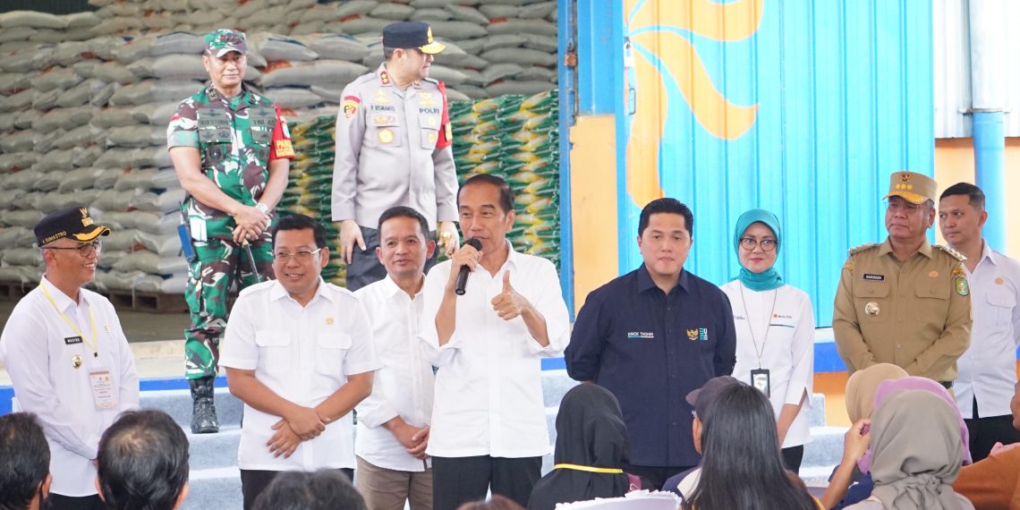 Presiden Tebar 8.261 Ton Bantuan Pangan Beras di Kalbar