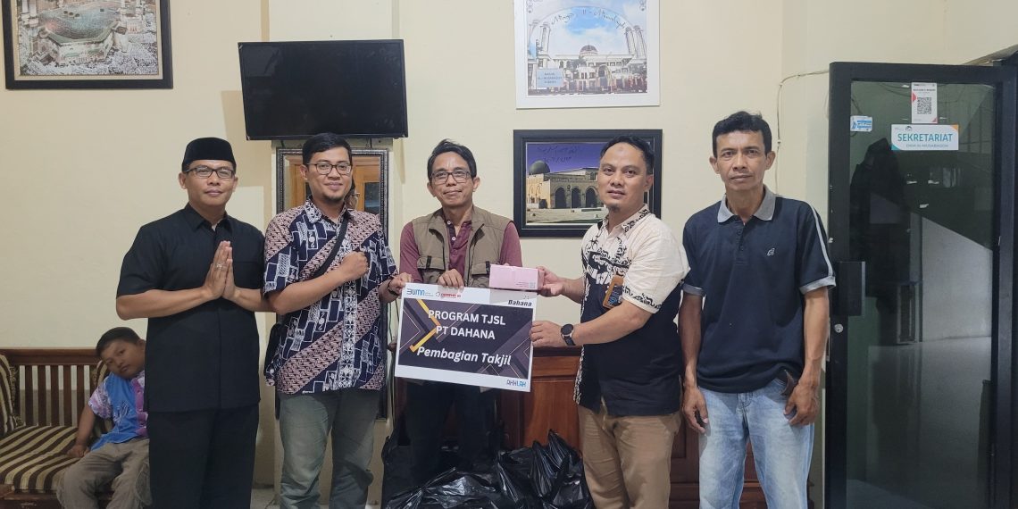 DAHANA Tebar Takjil di Masjid Agung Subang