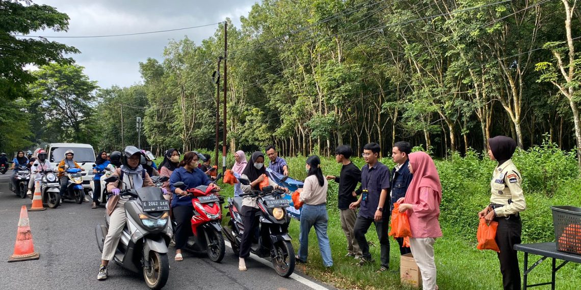 Milenial DAHANA Bagikan Takjil