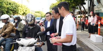 Home Credit Salurkan Makanan dan Buku Saku Literasi Keuangan