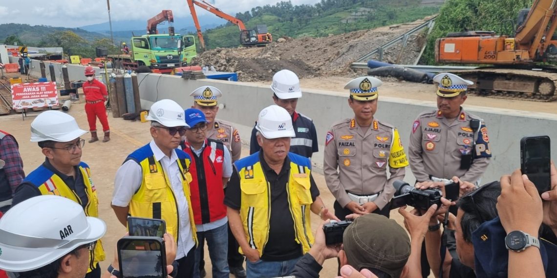 Menteri Basuki Tinjau Penanganan Darurat Longsor Tol Bocimi