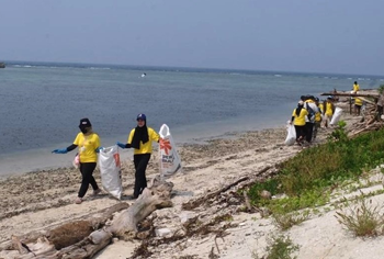 FIFGROUP bersama Masyarakat Bersihkan Pantai Pulau Pramuka
