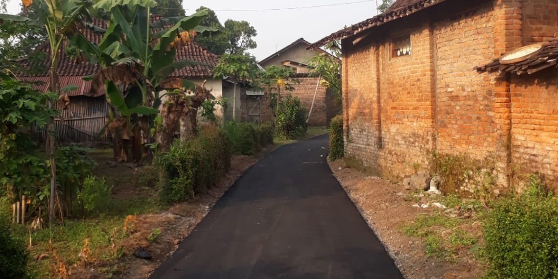 Hutama Karya Berikan Bantuan untuk Renovasi Sekolah dan Pengaspalan Jalan