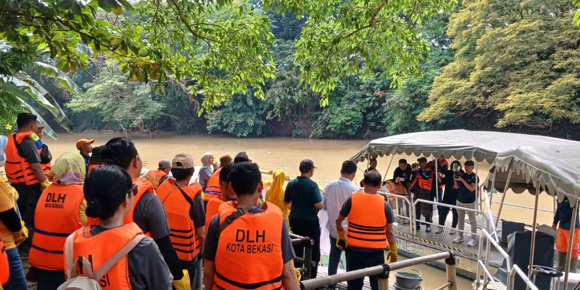 InDrive Angkut 60 Kg Sampah dari Sungai Pekayon
