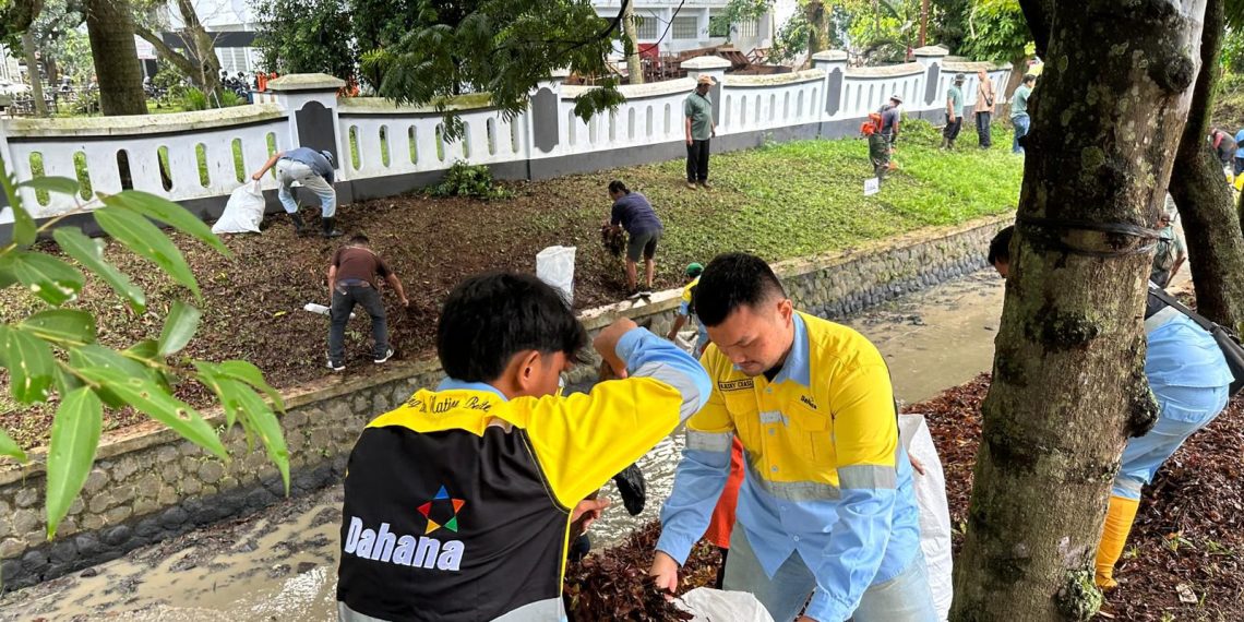 Kirim Pasukan, DAHANA Ikut Aksi Bersih-bersih Sungai Subang