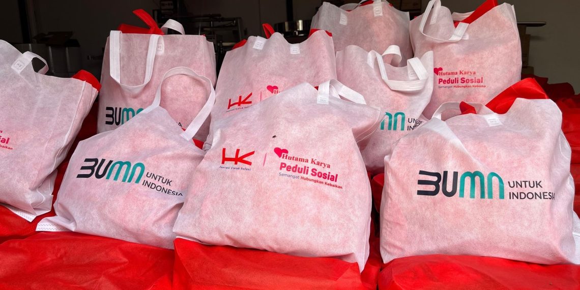 Hutama Karya Perbaiki Jalan dan Salurkan Sembako