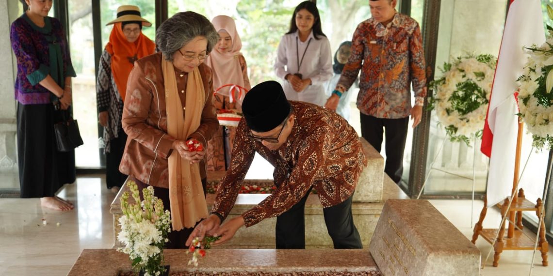 PUPR Ziarah dan Tabur Bunga ke Makam Bung Hatta Bapak Perumahan Indonesia