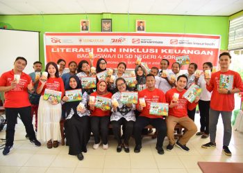 Asuransi Sinar Mas Gelar Literasi Keuangan dan Bagikan Asuransi Mikro Bagi Siswa dan Nelayan