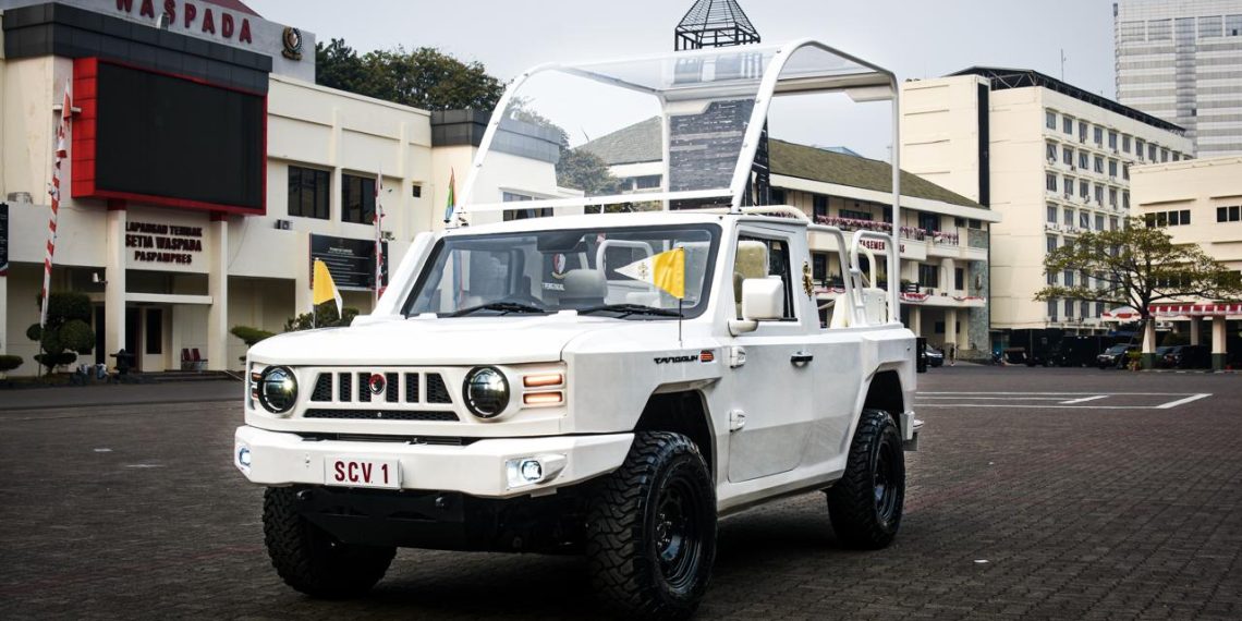 Len Industri Bangga Dukung Operasional Paus Fransiskus dengan Maung MV3 Pope Mobile Buatan PT Pindad