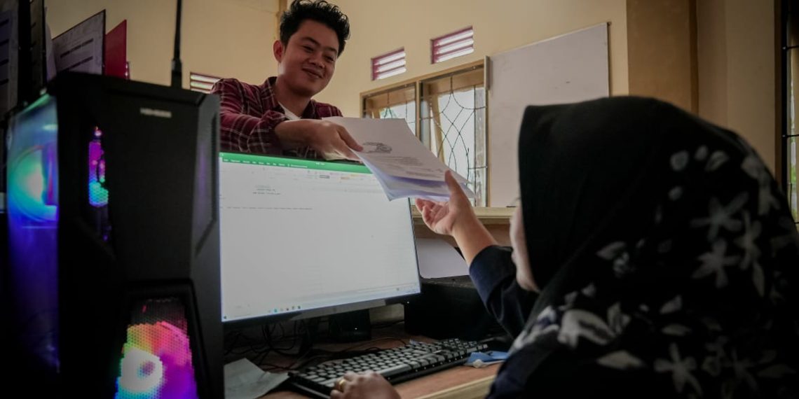 Manfaatkan Tenaga Surya, Pemerintahan dan Usaha BUMDes Singapure di Lahat Disuplai Listrik dari PLTS 2,2 kWp