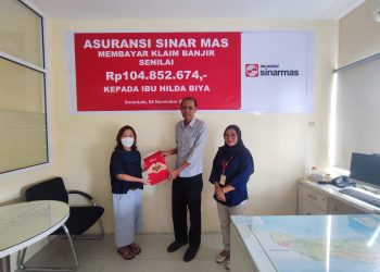 Asuransi Sinar Mas Bayar Klaim Banjir Nasabah di Gorontalo Sebesar Rp 104 Juta