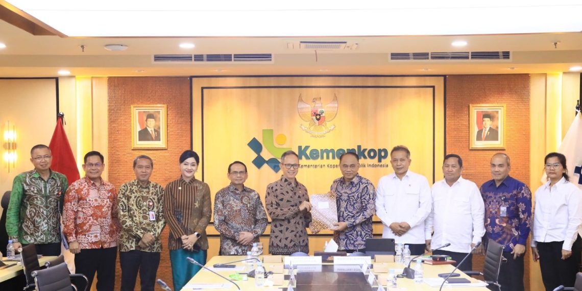 Sambangi Kemenkop, OJK Dapat Hadiah Daftar Koperasi yang Jalankan Kegiatan Jasa Keuangan