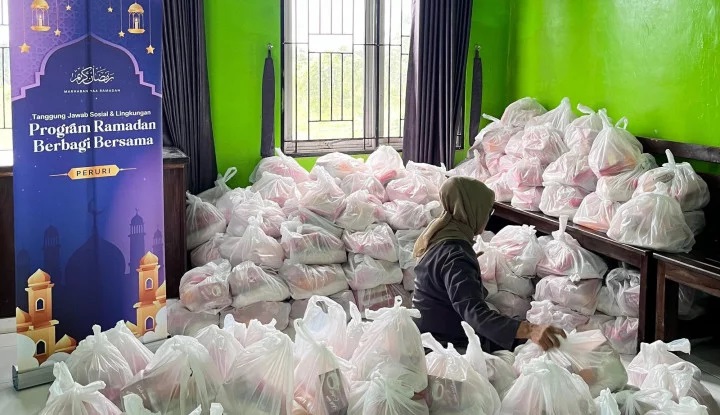 Gelar Program TJSL Ramadhan, Peruri Bagikan Sembako ke Anak Yatim