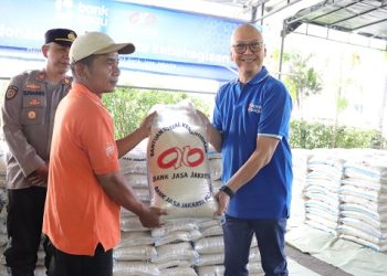 Bank Saqu by PT Bank Jasa Jakarta Salurkan 16 Ton Beras bagi Keluarga, Instansi, dan Komunitas di RW 03 Roa Malaka Jakarta