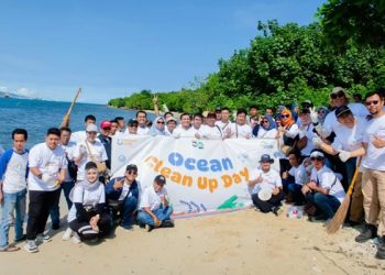 ASDP Gelar Aksi Bersih-Bersih Pantai dan Laut di Pulau Merak Besar