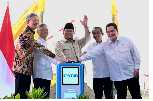 Prabowo Resmikan Groundbreaking Pabrik Baterai; Erick Thohir Tegaskan Komitmen BUMN untuk Hilirisasi Energi Hijau