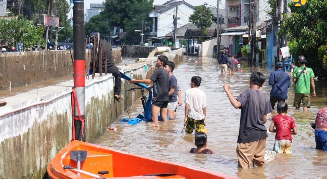 Menteri PU Respon Cepat Banjir Jabodetabek, Kerahkan Pompa Mobile di 14 Titik