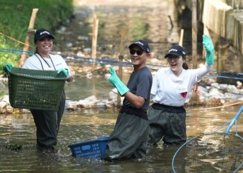 Mirae Asset Gelar CSR Bersihkan Danau