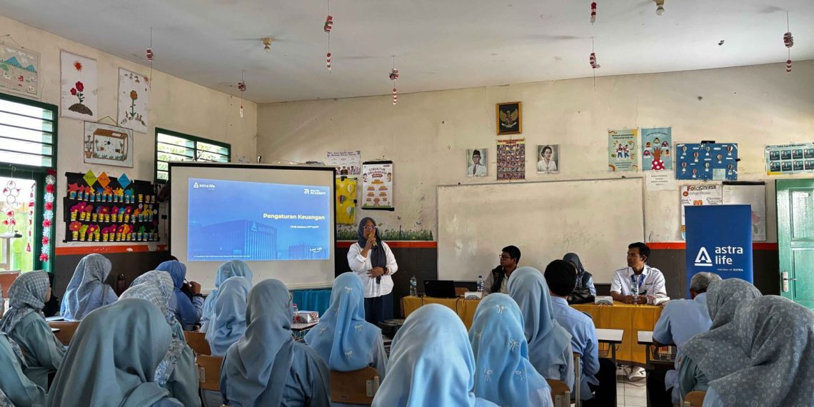 Gelar Aksi Sosial: Astra Life Dorong Gerakan Literasi Siswa dan Guru di Cikande